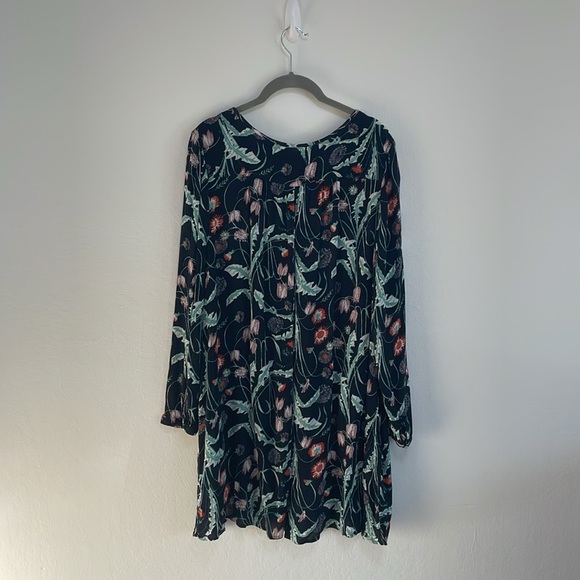 Hinge Nordstrom Navy Floral Romper Size Small With Pockets - Picture 6 of 7
